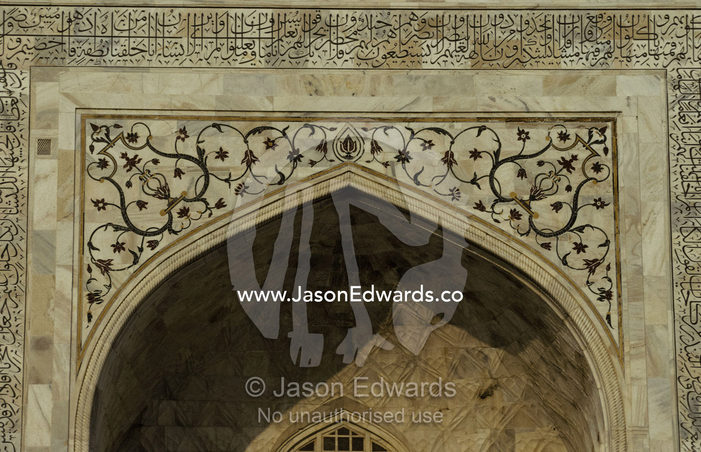 Detail of Taj Mahal doorway arch with marble inlay Pietra Dura style. Taj Mahal, Agra, India.