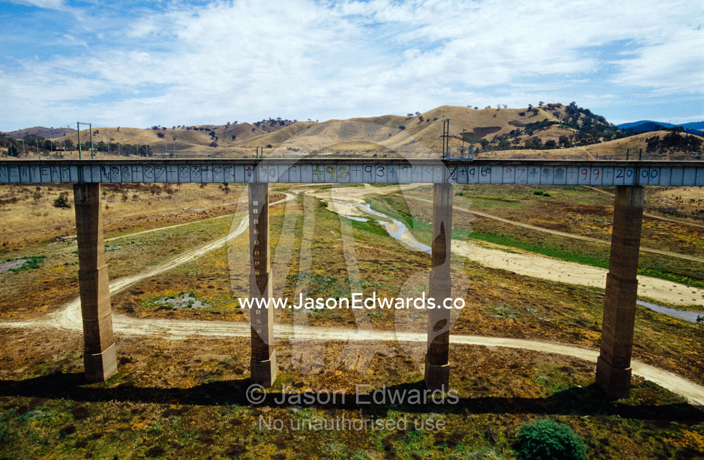 A railway bridge passes high above a drought stricken lake. Bonnie Doon,Victoria, Australia.