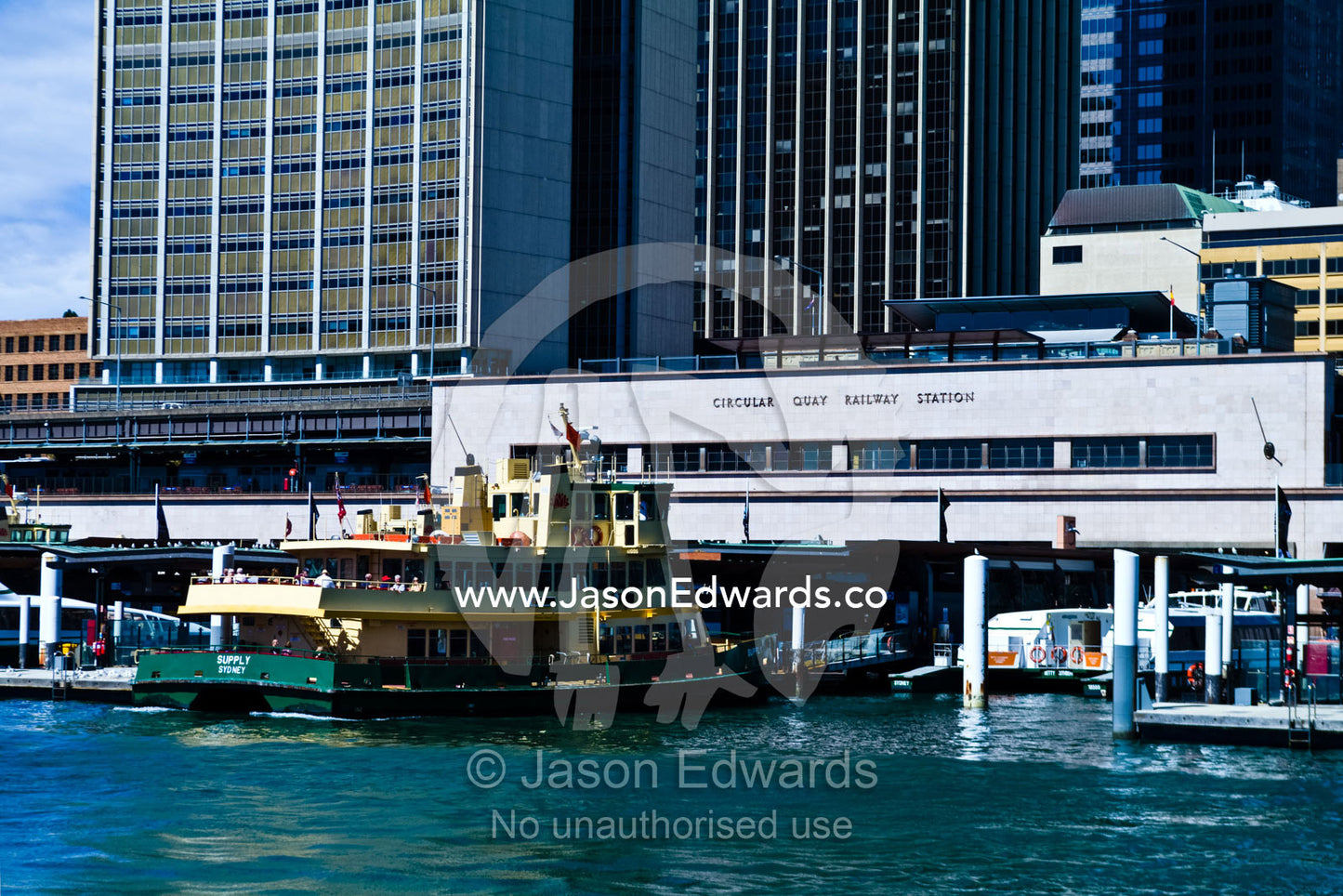 A passenger ferry docks at the Circular Quay port and railway station. Sydney Harbour, Sydney Cove, Warrane, Port Jackson, Circular Quay, Sydney, New South Wales, Australia.