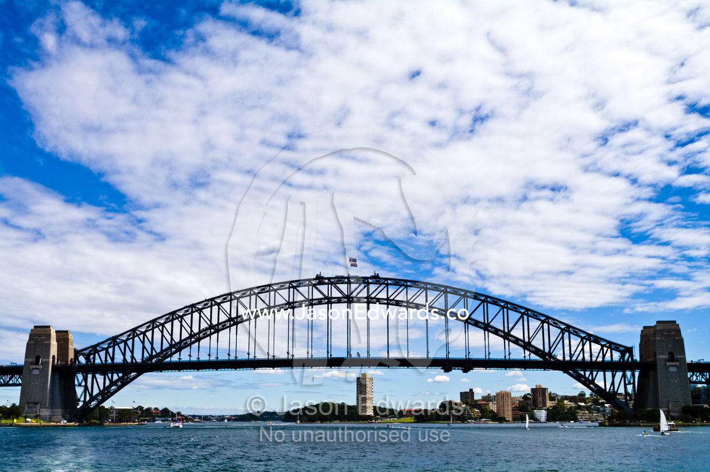 The famed arch of steel girders that is the Sydney Harbour Bridge. Sydney Harbour, Sydney Cove, Warrane, Port Jackson, Circular Quay, Sydney, New South Wales, Australia.