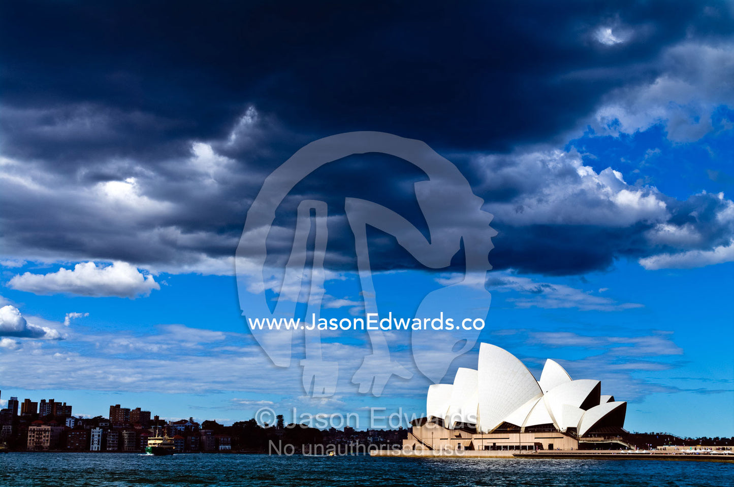 A Sydney Harbour ferry rounds the Sydney Opera House to Circular Quay. Bennelong Point, Sydney Harbour, Sydney Cove, Warrane, Port Jackson, Circular Quay, Sydney, New South Wales, Australia.