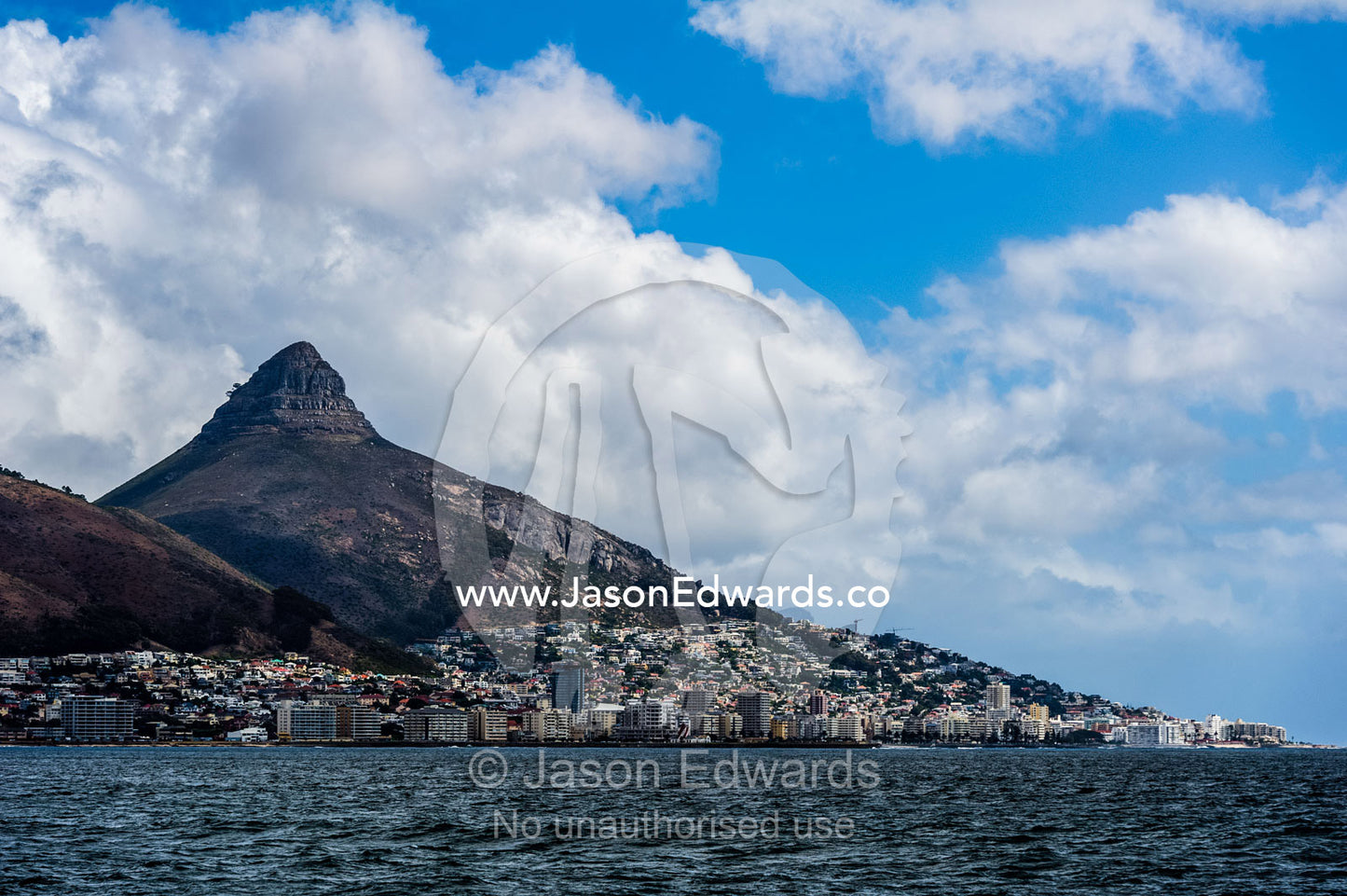 Cape Town sprawls along the slopes of Table Mountain and Devil's Peak. Table Mountain, Cape Town, Cape Peninsula, Western Cape, South Africa.