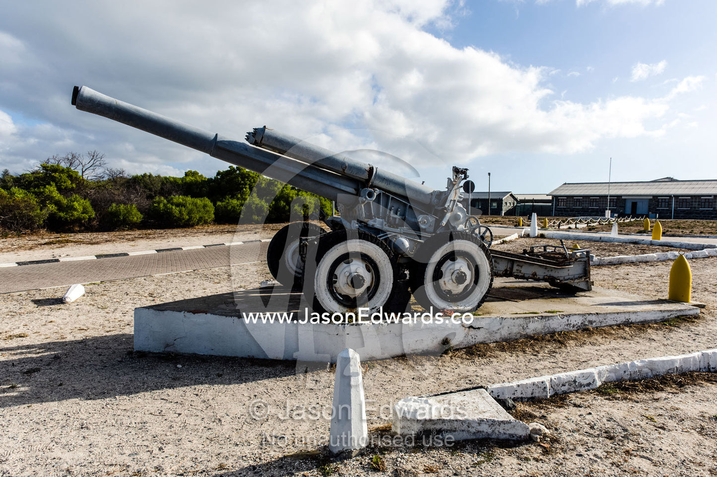 An artillery cannon in the forecourt of Robben Island prison. Robben Island, Cape Town, Bloubergstrand, Table Bay, Western Cape, South Africa.