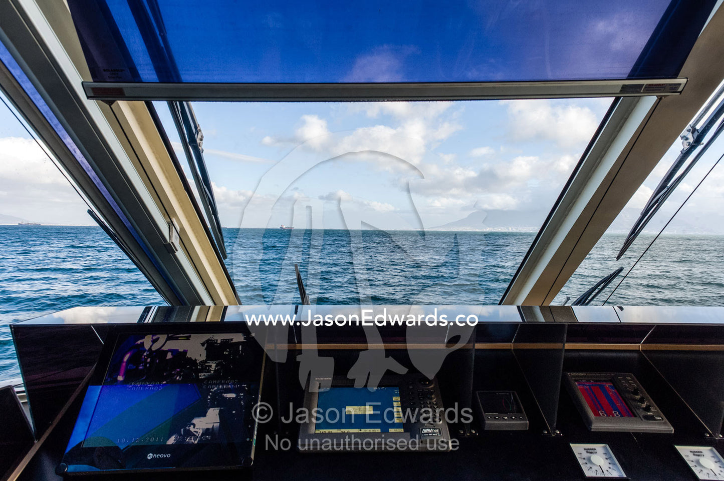 Looking out to sea from a ferry bridge as it sails to Cape Town. Robben Island, Cape Town, Bloubergstrand, Table Bay, Western Cape, South Africa.