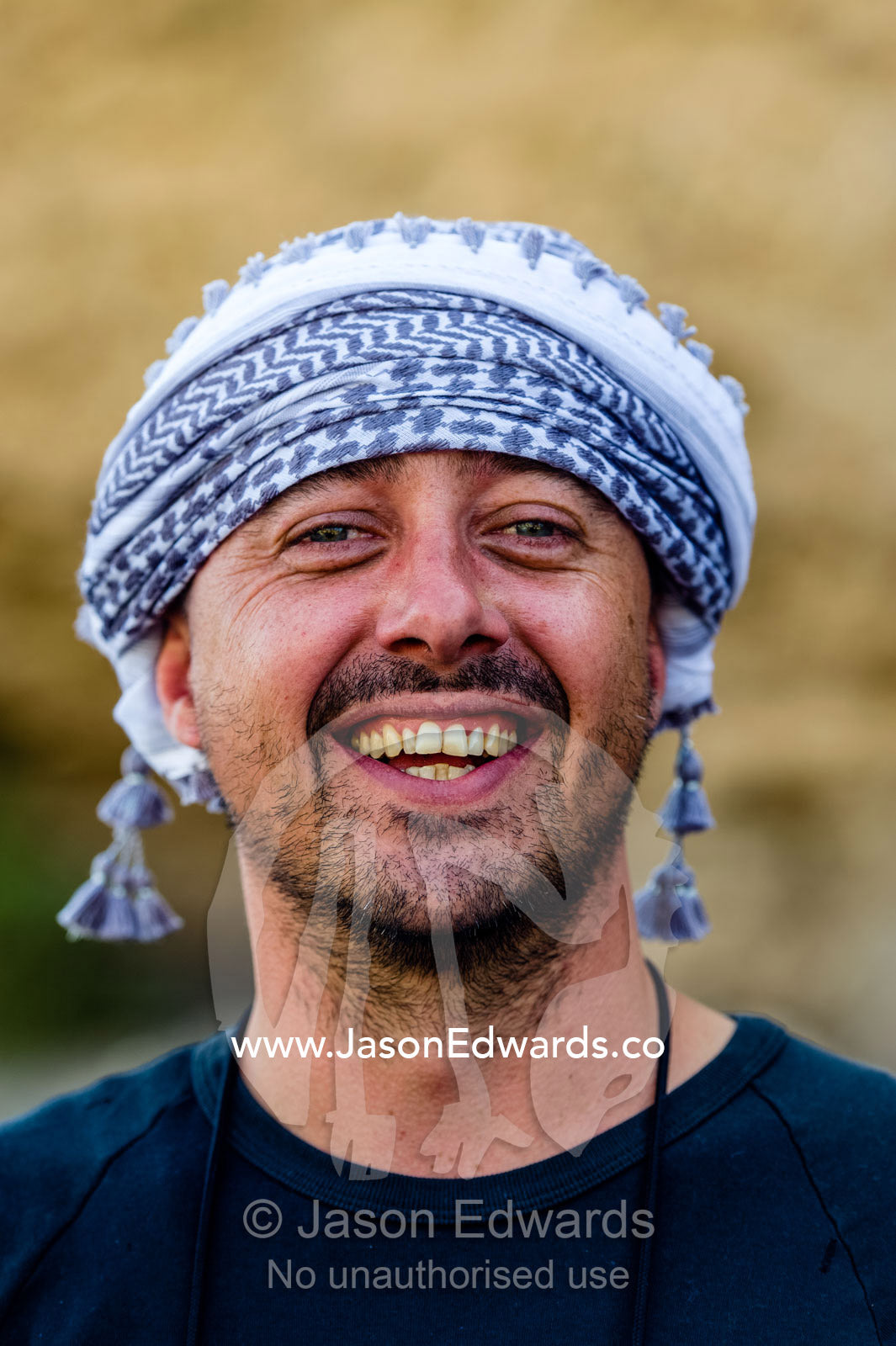 A western tourist wearing a traditional turban known as a masar. Wadi Fanja, Dima Wal Taeen, North Al Sharqiyah Governorate, Sultanate of Oman.