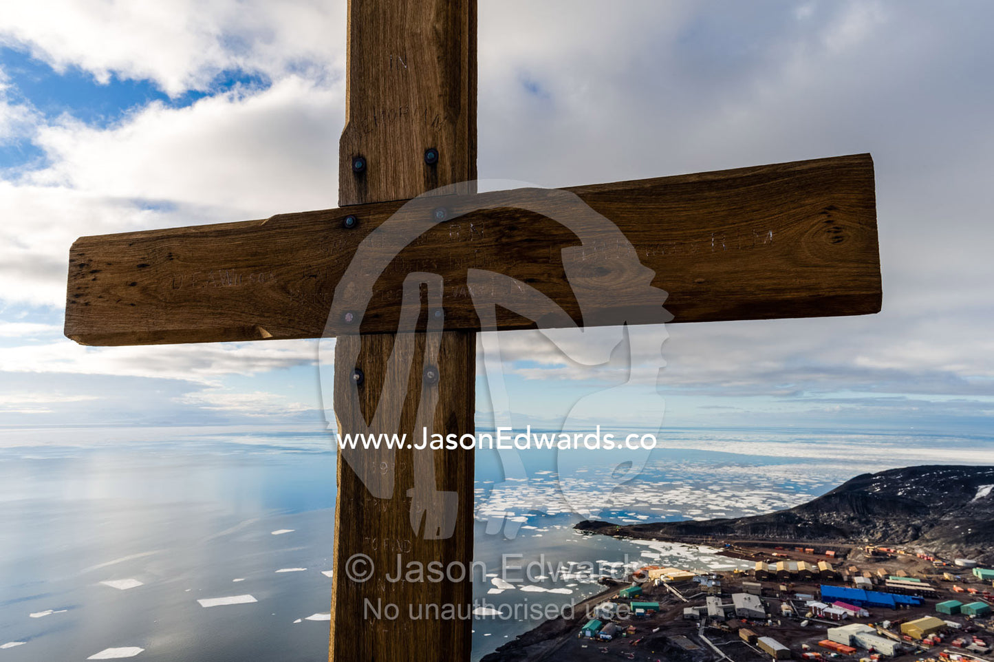 Scott's Cross is a memorial to Antarctic explorer Robert Falcon Scott and his party on top of Observation Hill. Observation Hill, McMurdo Sound, Ross Island, Antarctica.