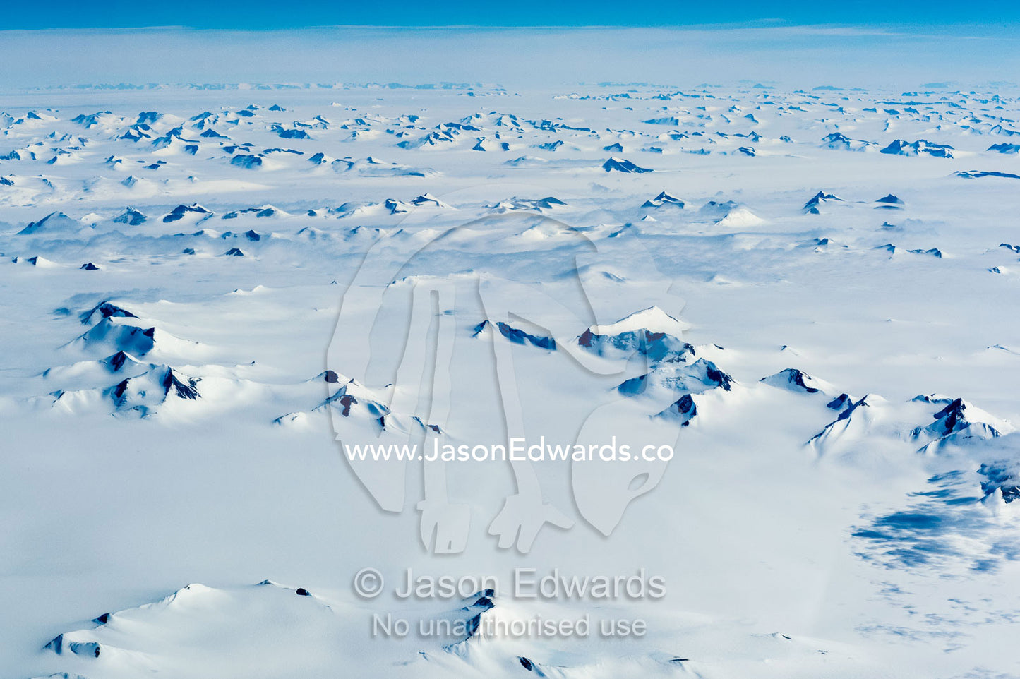Jagged mountain ranges, glaciers and ice fields cover the Antarctic continent. Transantarctic Mountains, Northern Victoria Land, Antarctica.