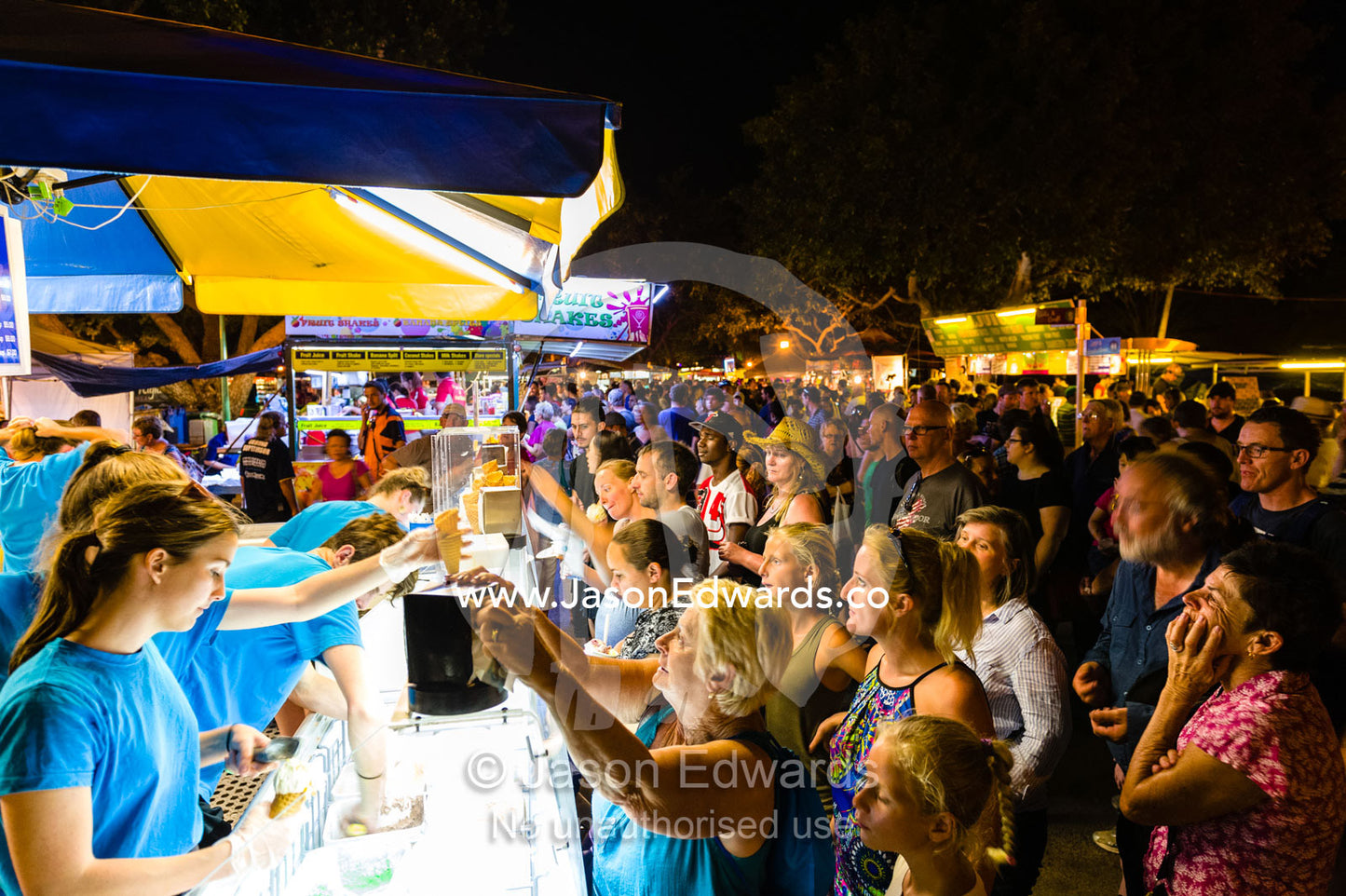 Crowds gather at an open-air market to buy fresh icecream. Mindil Beach Sunset Markets, Darwin, Northern Territory, Australia.
