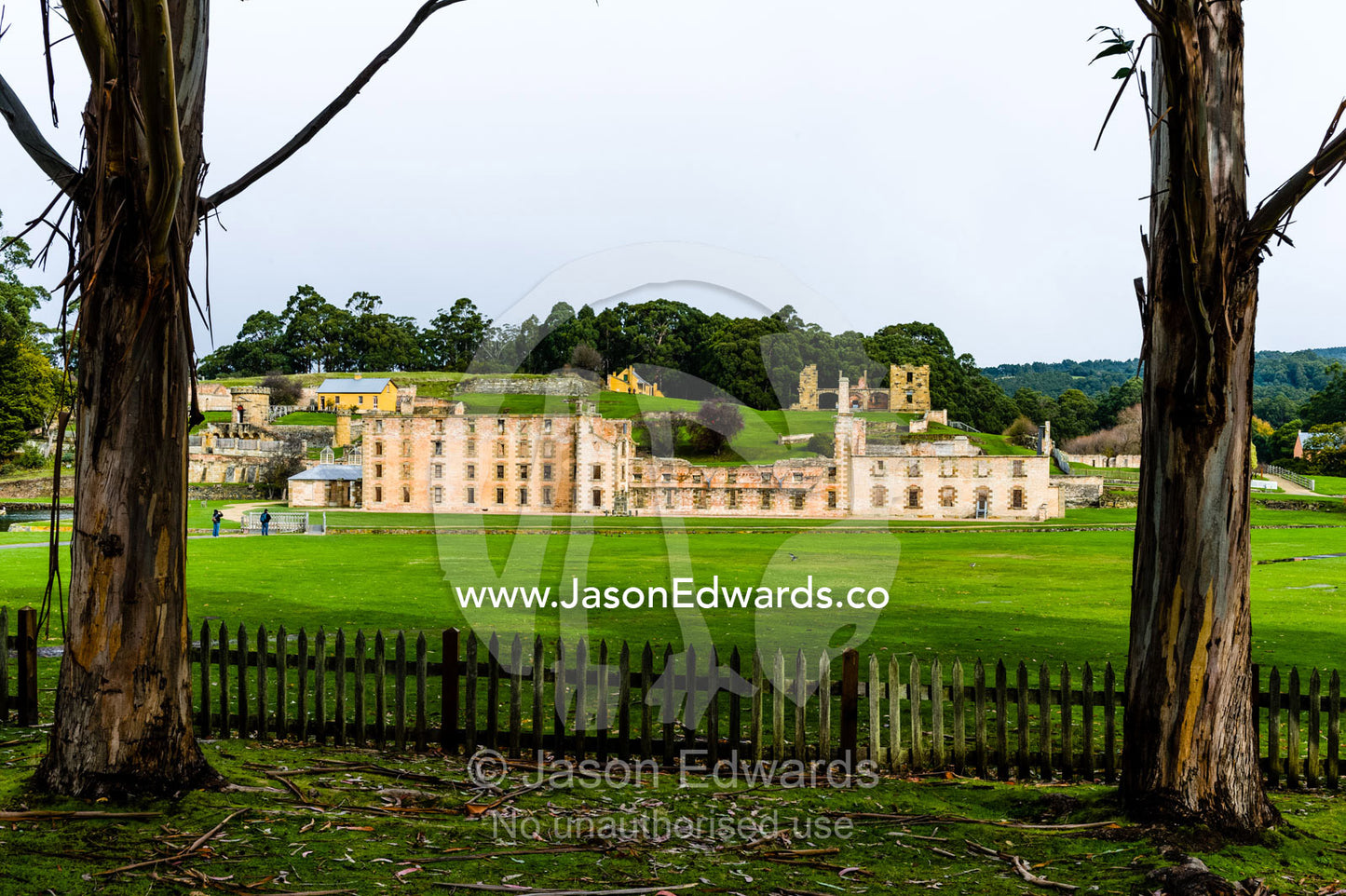 The facade and barred windows of the Port Arthur penitentiary overlooking a manicured lawn. Port Arthur Historic Site, Port Arthur, Tasmania,
Australia.