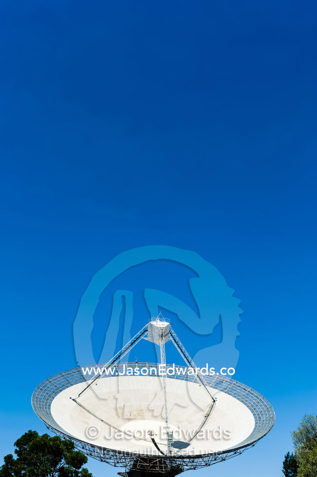 The receiving cabin above the parabolic dish of a radio telescope containing radio and microwave detectors. CSIRO, Parkes Observatory, Australia National Telescope Facility, Parkes, New South Wales, Australia.