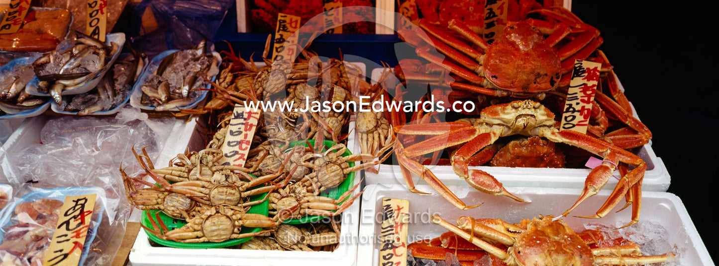 Huge red crabs and fresh seafood for sale in the Tsukiji Fish Market. Tsukiji Fish Market, Tokyo, Japan.