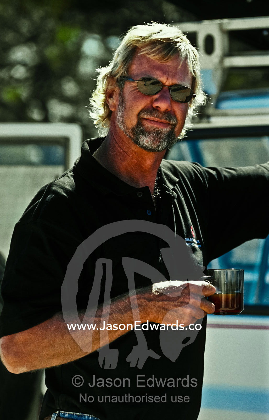 An outback guide enjoys a cup of coffee during a 4wd desert expedition Konalda Station, Nullarbor Plain, South Australia, Australia.