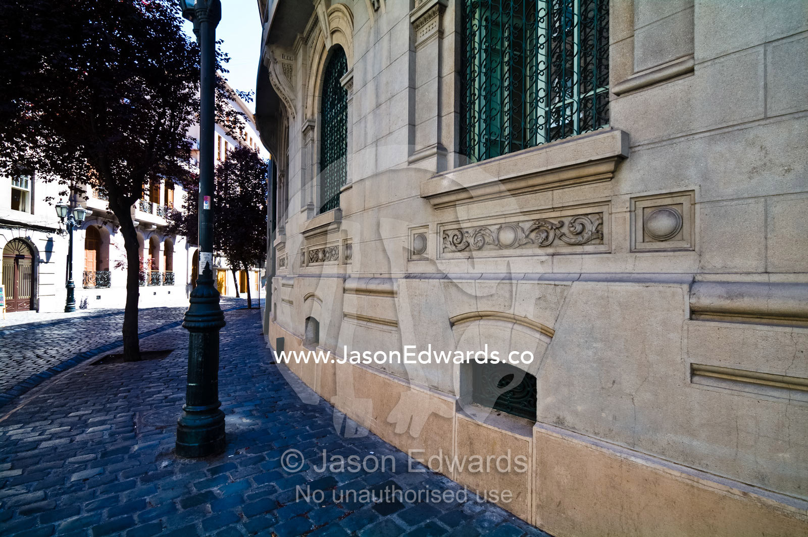 Neoclassical architecture and bluestone cobbled streets in Santiago. Londres, Santiago, Chile