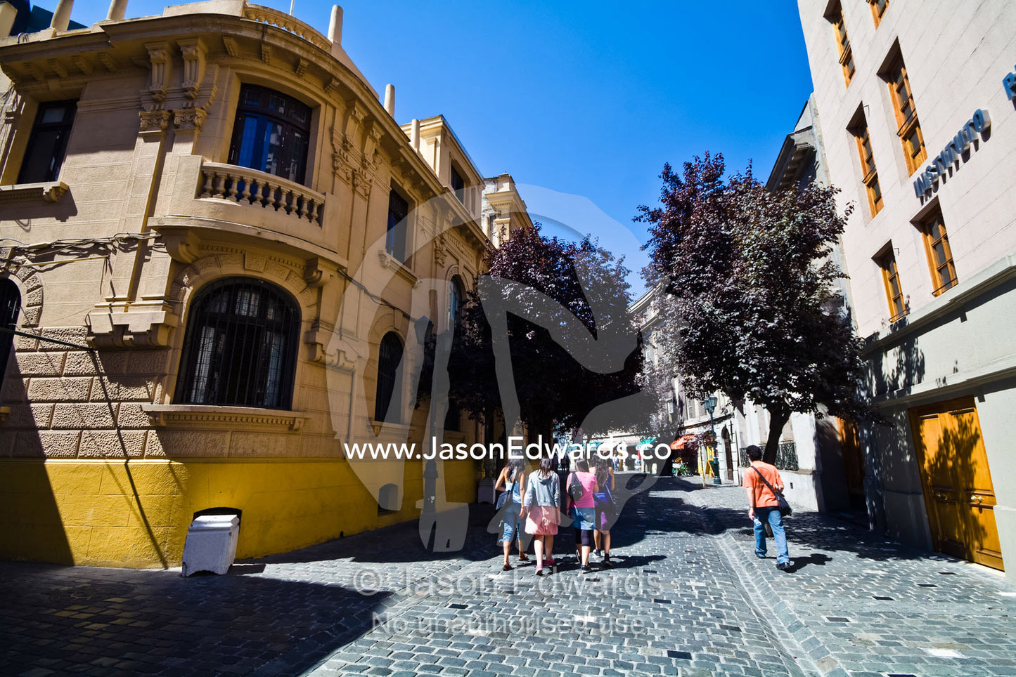 Neoclassical architecture and bluestone cobbled streets in Santiago. Londres, Santiago, Chile