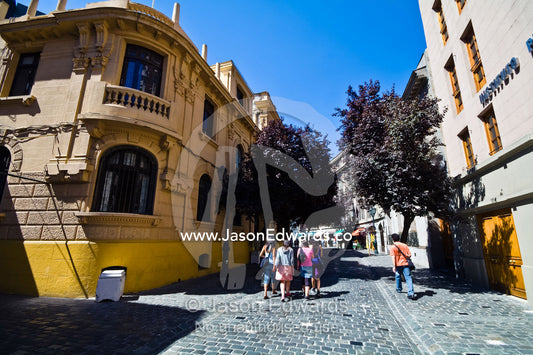 Neoclassical architecture and bluestone cobbled streets in Santiago. Londres, Santiago, Chile