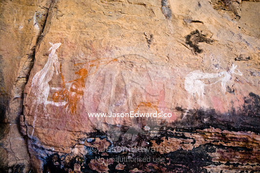 Ancient Aboriginal rock art depicts a hunter and a kangaroo on a wall. Nourlangie, Nawurlandja, Anbangbang Billabong, Kakadu National Park, Northern Territory, Australia.