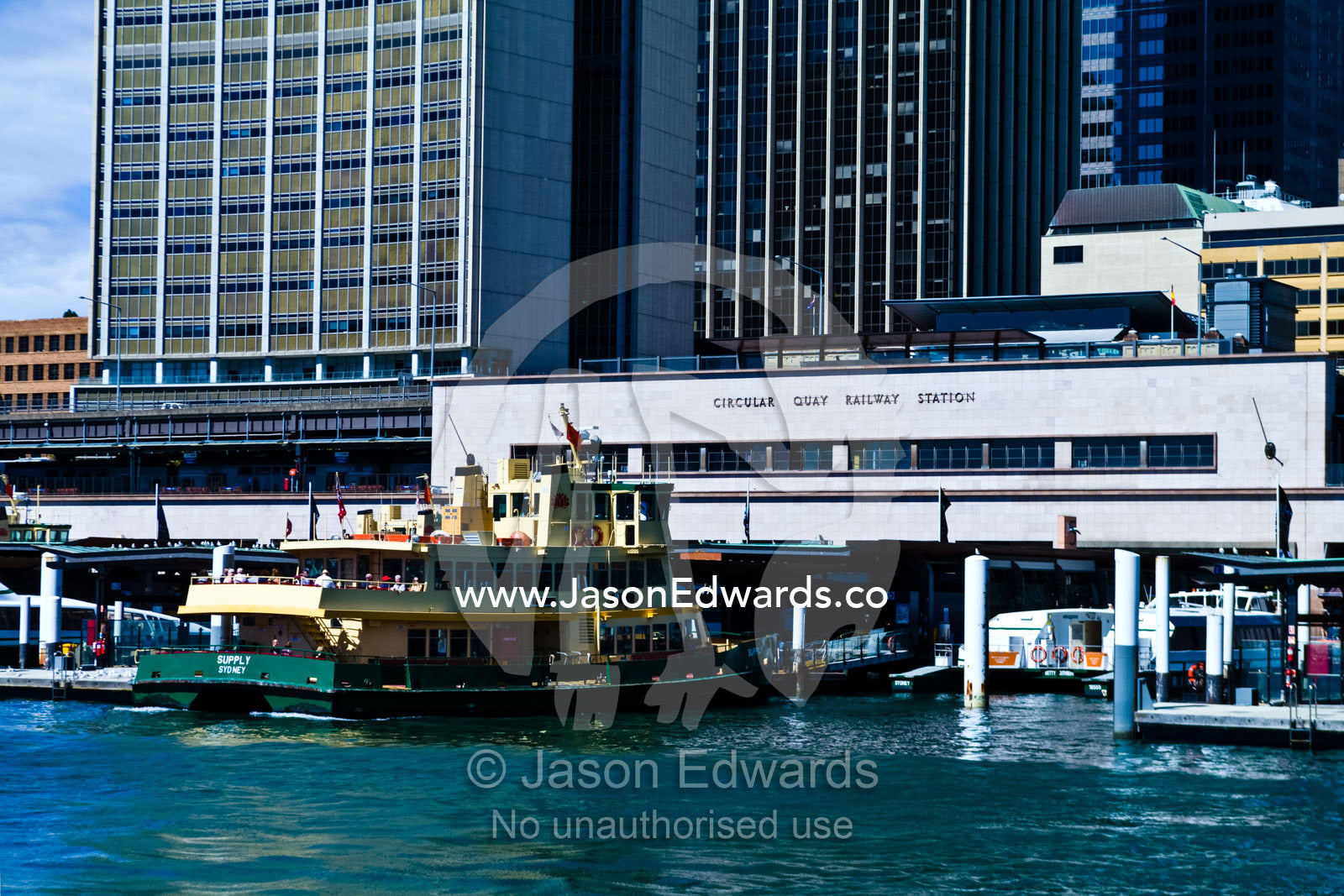 A passenger ferry docks at the Circular Quay port and railway station. Sydney Harbour, Sydney Cove, Warrane, Port Jackson, Circular Quay, Sydney, New South Wales, Australia.