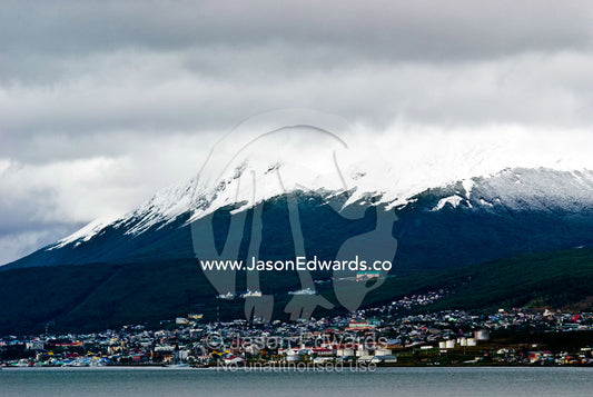 The city of Ushuaia nestled on the slopes of the Andes Mountains. Ushuaia, Martial Mountains, Fuegian Andes, Ushuaia Bay, The Beagle Channel, Tierra del Fuego Archipelago, Straits of Magellan, Tierra del Fuego Province, Patagonia, Argentina.