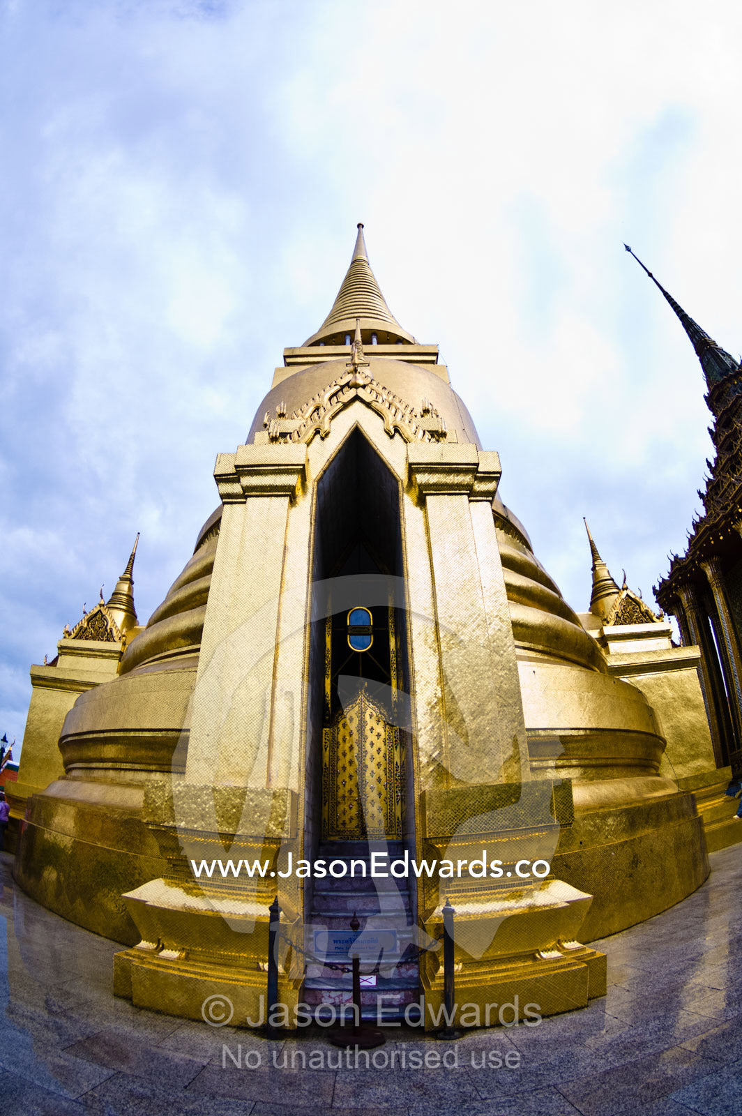 The golden Phra Si Ratana Chedi stupa enshrining ashes of the Buddha. Phra Sri Ratana Chedi, Golden Chedi, Prasat Phra Thep Bidon, Royal Pantheon, Wat Phra Kaew, Wat Phra Kaeo, Temple of the Emerald Buddha, Bangkok, Thailand.