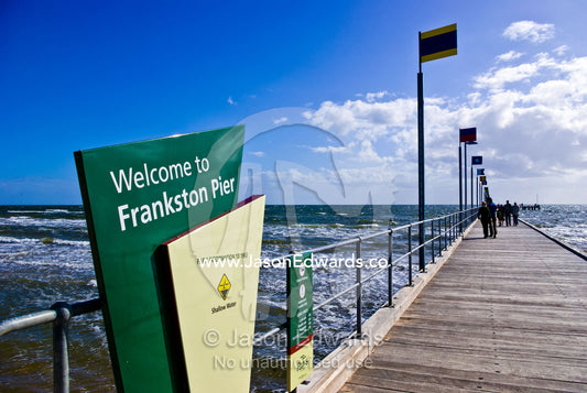 A welcome sign for visitors to the Frankston Pier foreshore. Frankston, Port Phillip Bay, Melbourne, Victoria, Australia.
