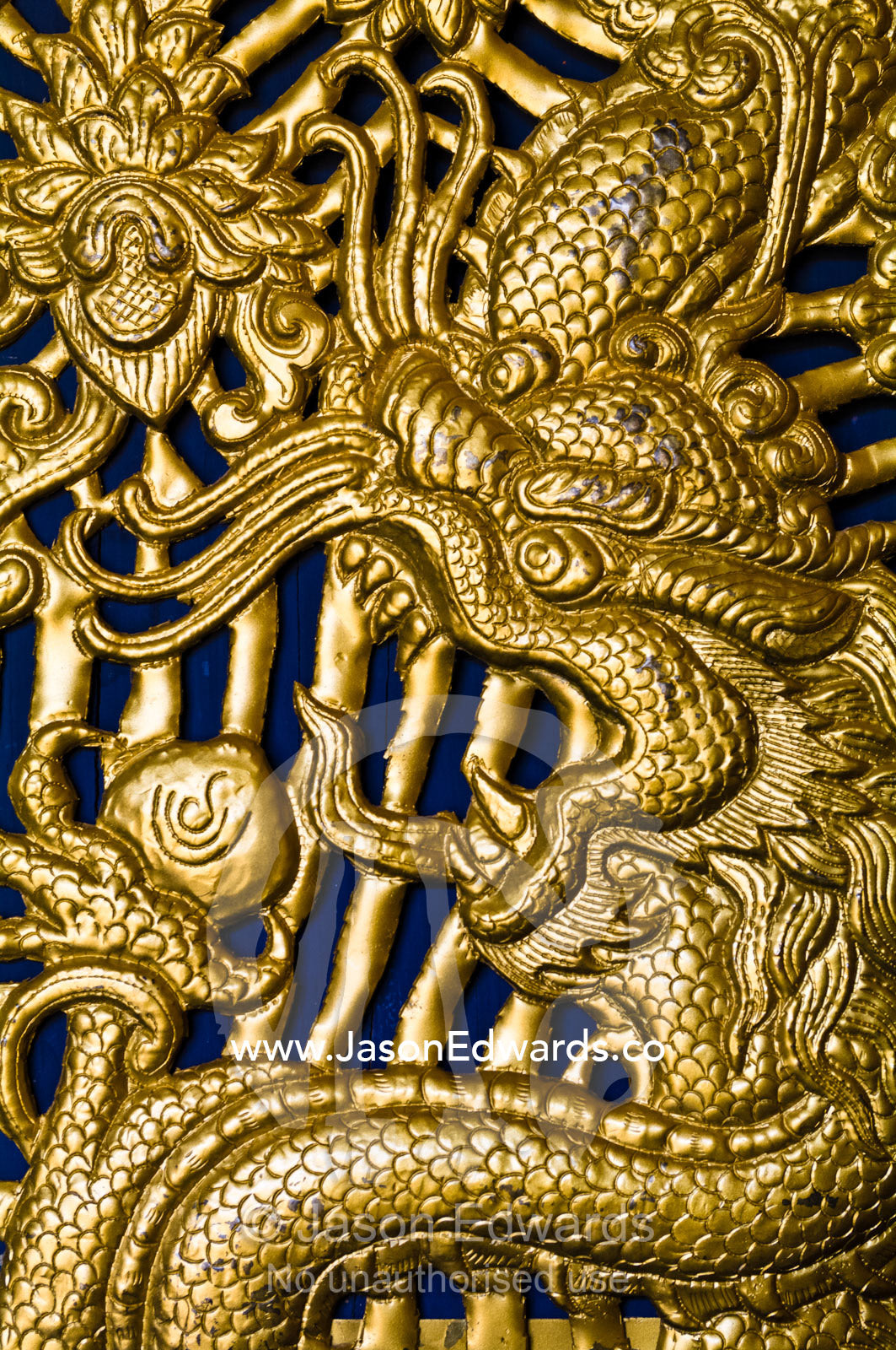 A golden Druk also known as a Thunder Dragon carved into the door of a Buddhist monastery. Gangteng Monastery, Ganteng, Wangdue Phodrang District, Phobjika Valley, Phobjikha Valley, Gangteng Valley, Black Mountains, Bhutan.