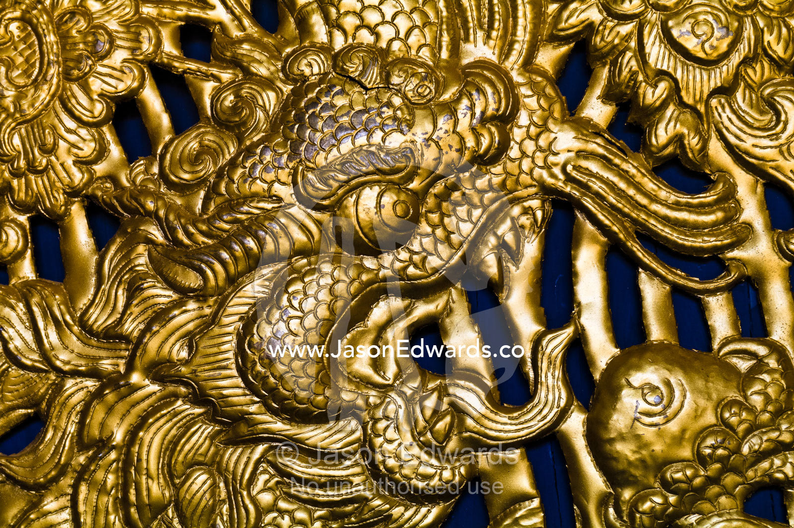 A golden Druk also known as a Thunder Dragon carved into the door of a Buddhist monastery. Gangteng Monastery, Ganteng, Wangdue Phodrang District, Phobjika Valley, Phobjikha Valley, Gangteng Valley, Black Mountains, Bhutan.