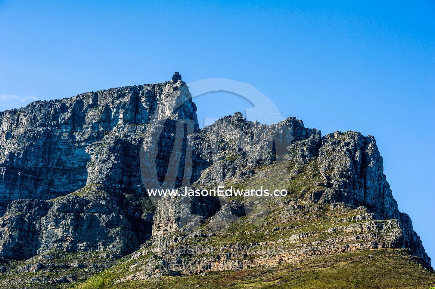 The rugged escarpment of Table Mountain overlooking Cape Town. Table Mountain, Cape Town, Cape Peninsula, Western Cape, South Africa.
