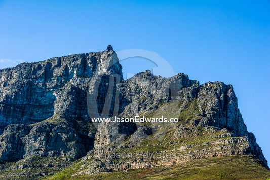 The rugged escarpment of Table Mountain overlooking Cape Town. Table Mountain, Cape Town, Cape Peninsula, Western Cape, South Africa.