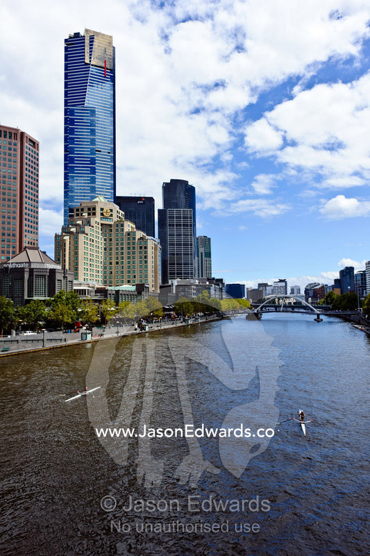 Rowers paddling on the Yarra River through downtown Melbourne. Princess Bridge, Yarra River, Southbank, Melbourne, Victoria, Australia.