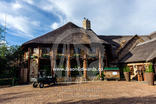 The thatched roof and handmade stone walls of an African safari lodge. The Farm Inn, Pretoria, Gauteng Province, South Africa.