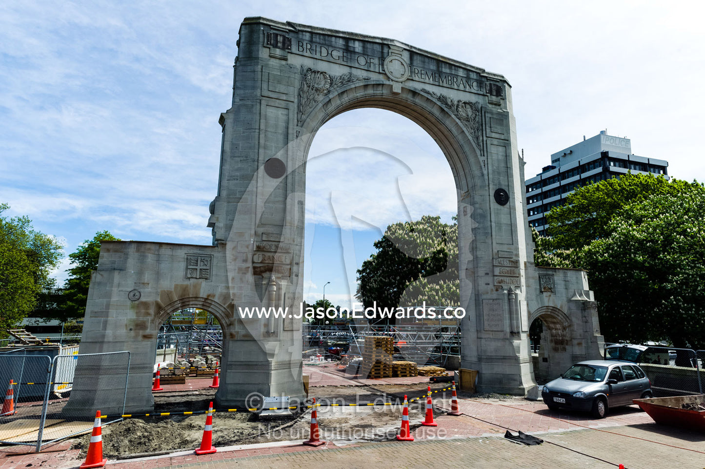 Repairs to the Bridge of Remembrance After it was damaged in an earthquake. Christchurch, South Island, New Zealand.
