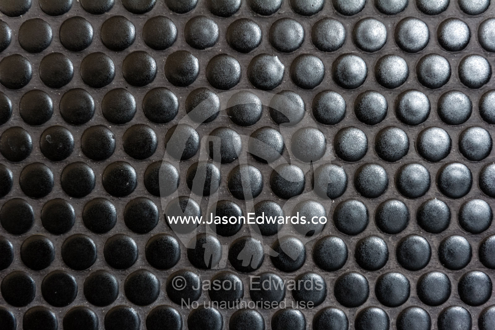 A circular tiled wall acts as a splash back behind a range cooker in an inner city apartment. Brunswick, Melbourne, Victoria, Australia.
