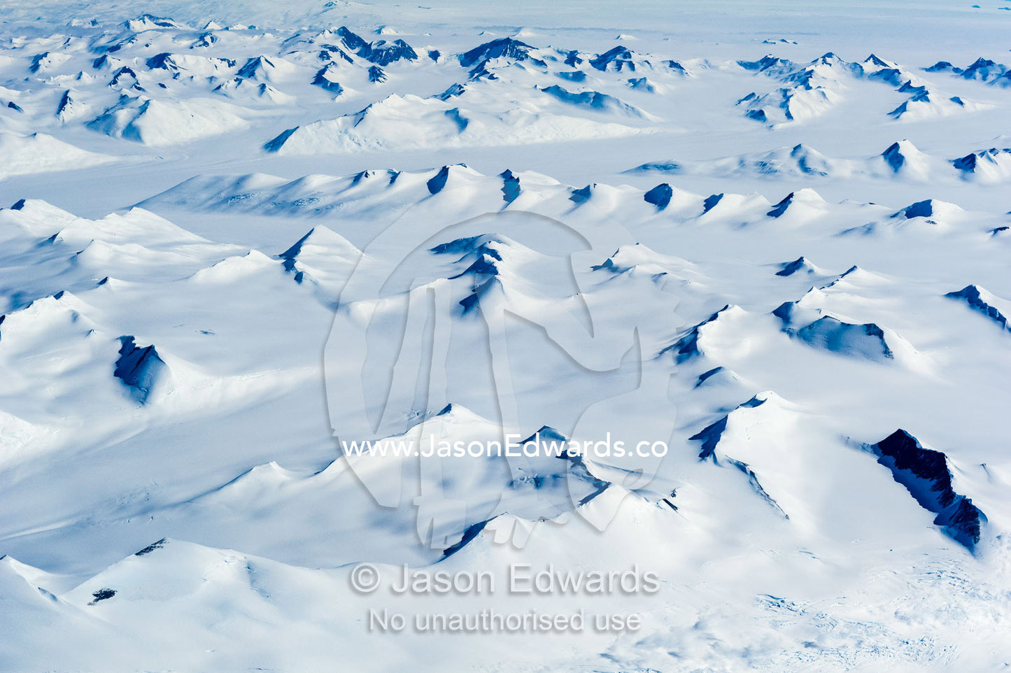 Jagged mountain ranges, glaciers and ice fields cover the Antarctic continent. Transantarctic Mountains, Northern Victoria Land, Antarctica.