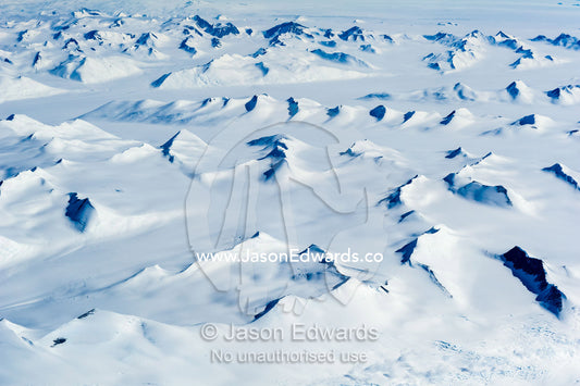 Jagged mountain ranges, glaciers and ice fields cover the Antarctic continent. Transantarctic Mountains, Northern Victoria Land, Antarctica.