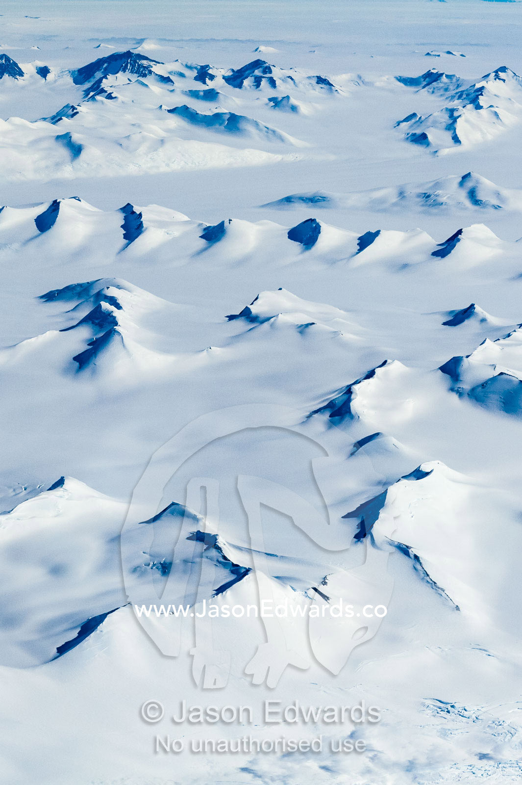 Jagged mountain ranges, glaciers and ice fields cover the Antarctic continent. Transantarctic Mountains, Northern Victoria Land, Antarctica.