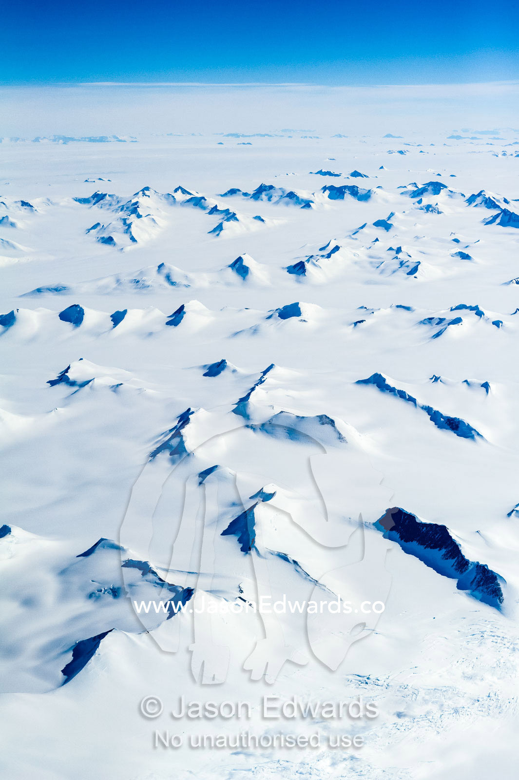 Jagged mountain ranges, glaciers and ice fields cover the Antarctic continent. Transantarctic Mountains, Northern Victoria Land, Antarctica.