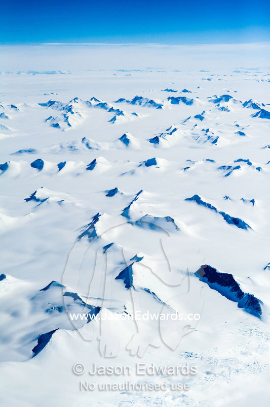 Jagged mountain ranges, glaciers and ice fields cover the Antarctic continent. Transantarctic Mountains, Northern Victoria Land, Antarctica.