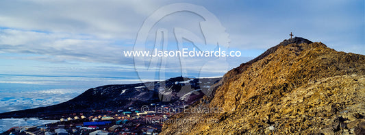 Scott's Cross is a memorial to Antarctic explorer Robert Falcon Scott and his party on top of Observation Hill. Observation Hill, McMurdo Station, Pram Point, Hut Point Peninsula, Ross Island, Antarctica.