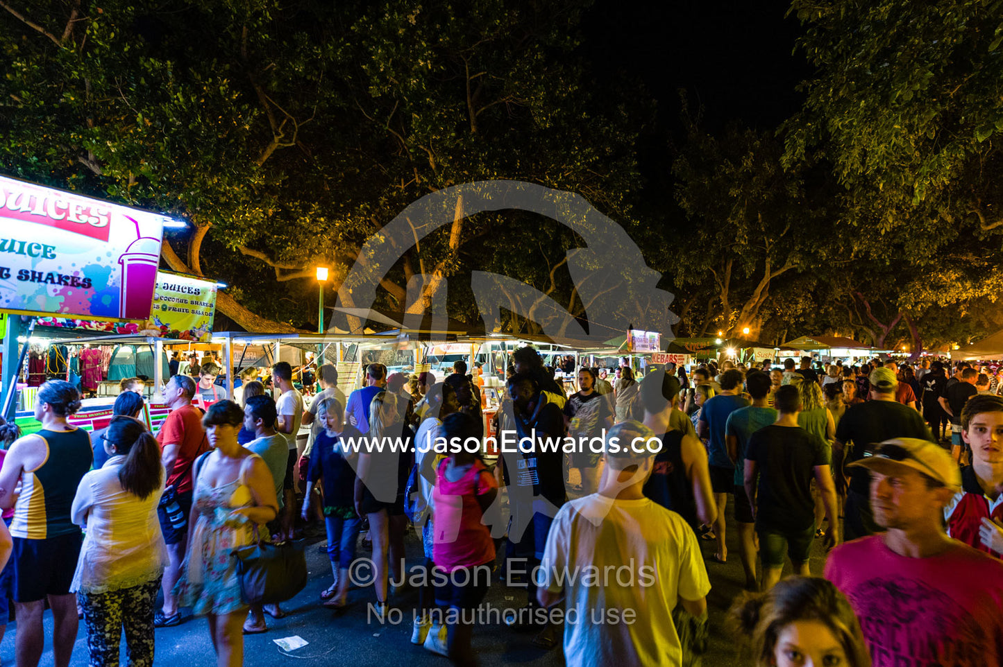 Crowds gather at an open-air market to buy fresh food and crafts. Mindil Beach Sunset Markets, Darwin, Northern Territory, Australia.