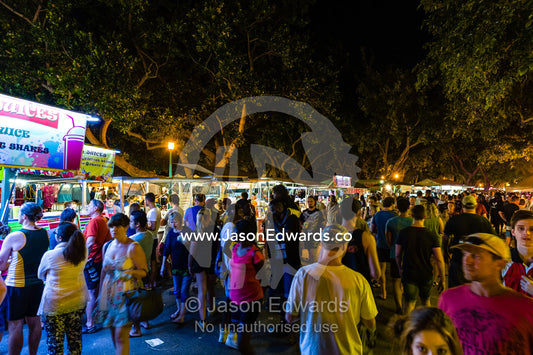 Crowds gather at an open-air market to buy fresh food and crafts. Mindil Beach Sunset Markets, Darwin, Northern Territory, Australia.