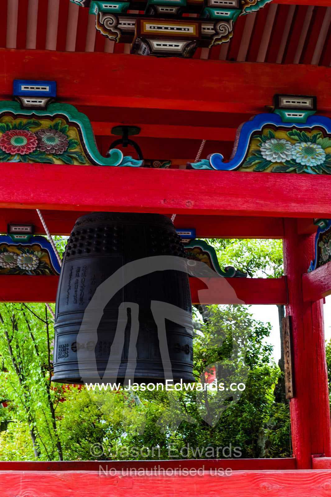 A bonsho bell in a buddhist temple used to summon monks to prayer. Kiyomizu-dera Temple, Higashiyama Ward, Kyoto, Kyoto Prefecture, Japan.