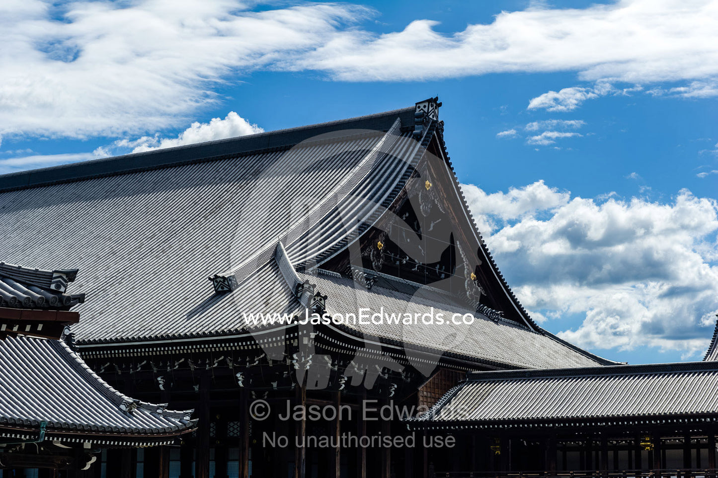 The weathered timber and tiled roof-line of the Myoho-in Temple in Kyoto. Myoho-in Temple, Higashiyama Ward, Kyoto, Kyoto Prefecture, Japan.