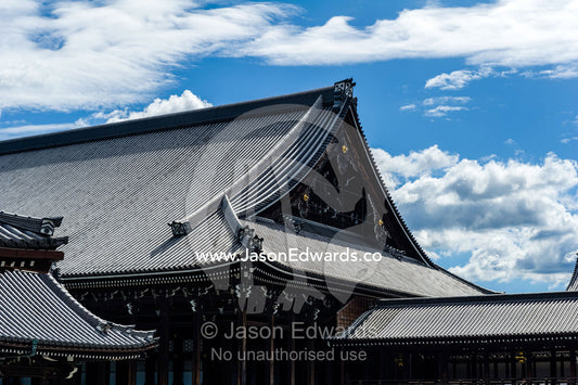 The weathered timber and tiled roof-line of the Myoho-in Temple in Kyoto. Myoho-in Temple, Higashiyama Ward, Kyoto, Kyoto Prefecture, Japan.