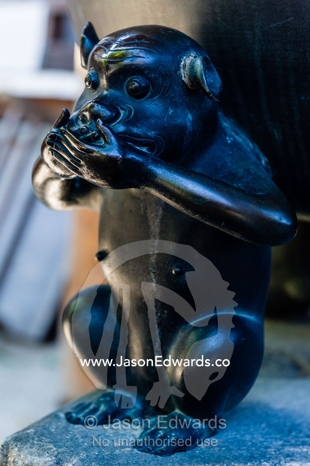 The three monkeys of the Koshin faith represent not hearing, not seeing and not talking supporting a bowl sculpture. Yasaka Koshin-do Temple, Higashiyama, Kyoto, Japan.