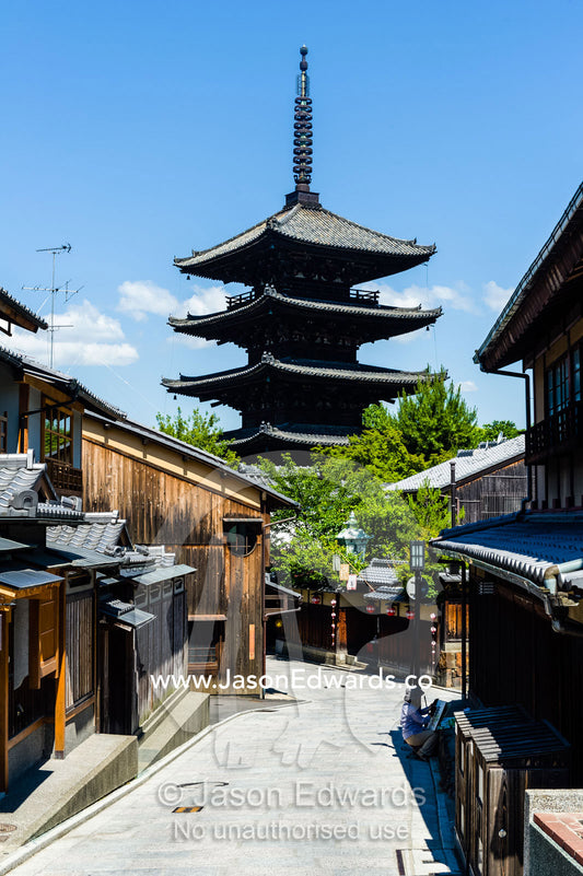 The timber tiers of the ancient Yasaka Pagoda rise above a narrow street in Kyoto. Yasaka Pagoda, Hokanji Temple, Higashiyama, Kyoto, Japan.