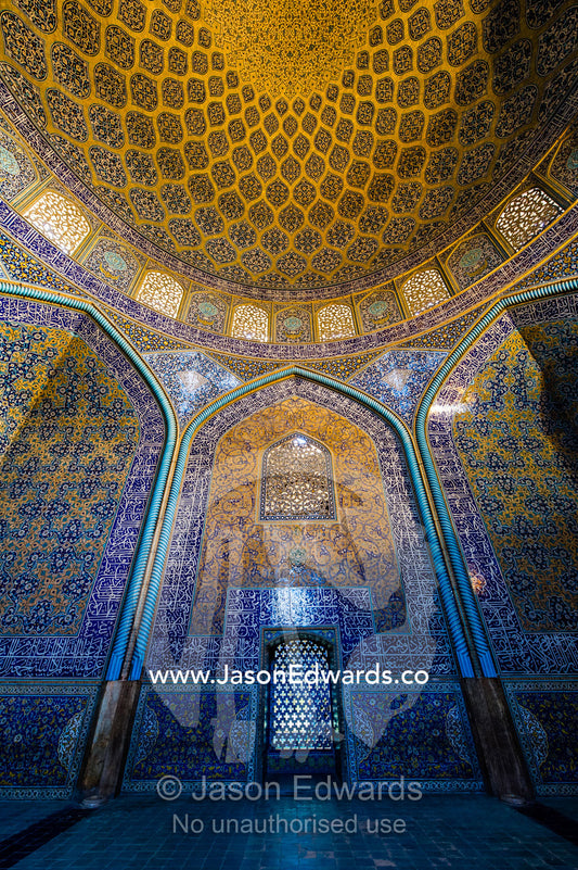 The beautiful and intricate tiled patterns on the dome of the Sheikh Lotfollah Mosque. Sheikh Lotfollah Mosque, Naqsh-e Jahan Square, Isfahan, Isfahan Province, Islamic Republic of Iran.