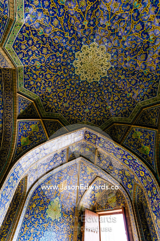 The beautiful and intricate tiled patterns on the dome of the Sheikh Lotfollah Mosque. Sheikh Lotfollah Mosque, Naqsh-e Jahan Square, Isfahan, Isfahan Province, Islamic Republic of Iran.