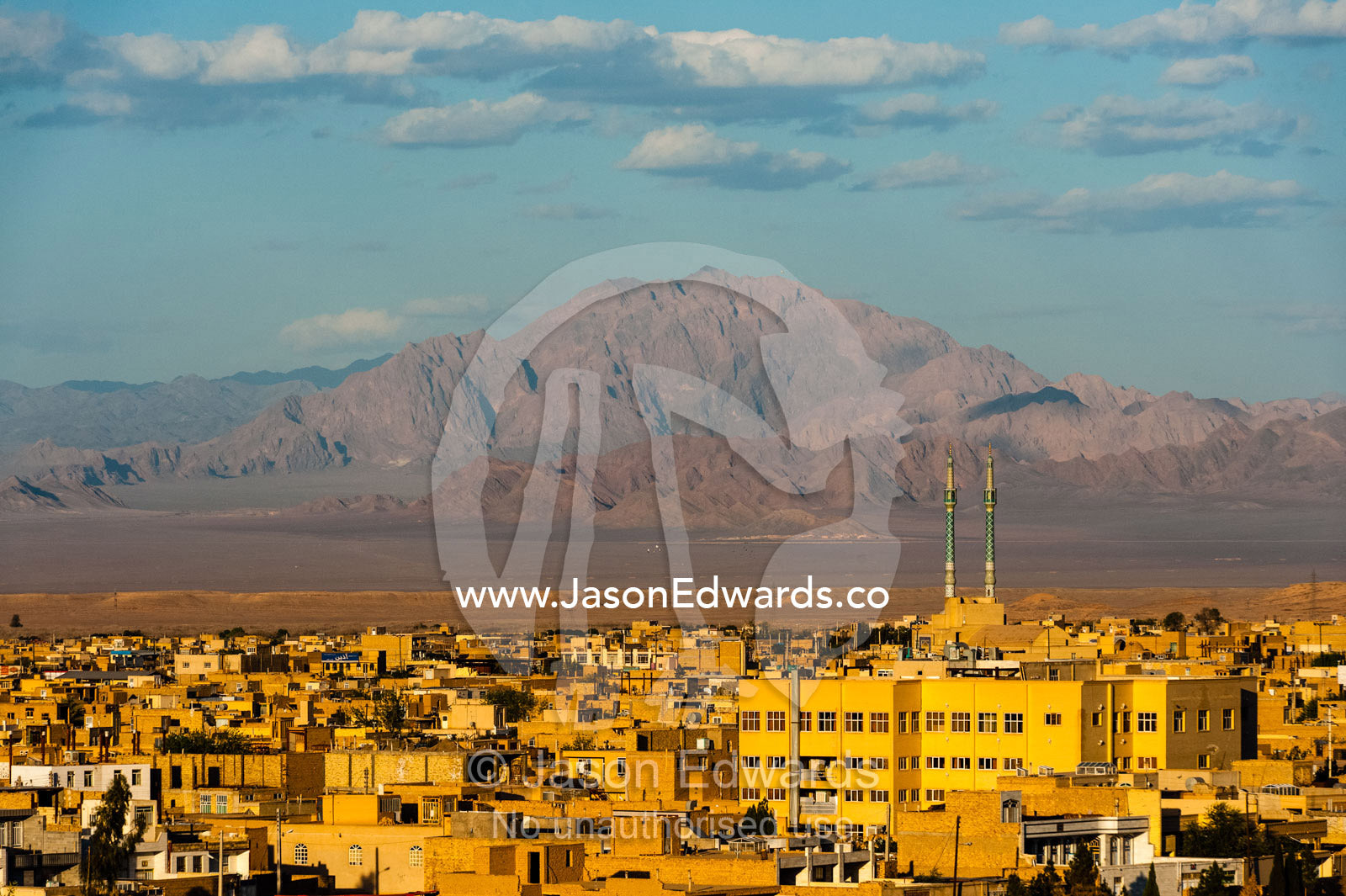 The city of Meybod spread out across the vast desert plain. Meybod, Meybod County, Yazd Province, Islamic Republic of Iran.
