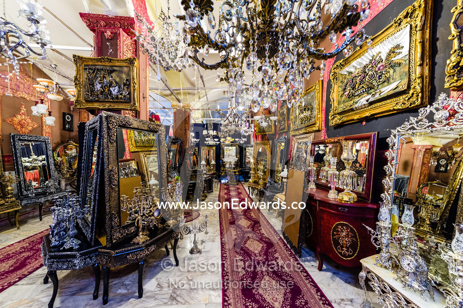 A shop selling chandeliers, antique mirrors, clocks and silverware in an ancient bazaar. The Bazaar of Kashan, Kashan, Isfahan, Islamic Republic of Iran.