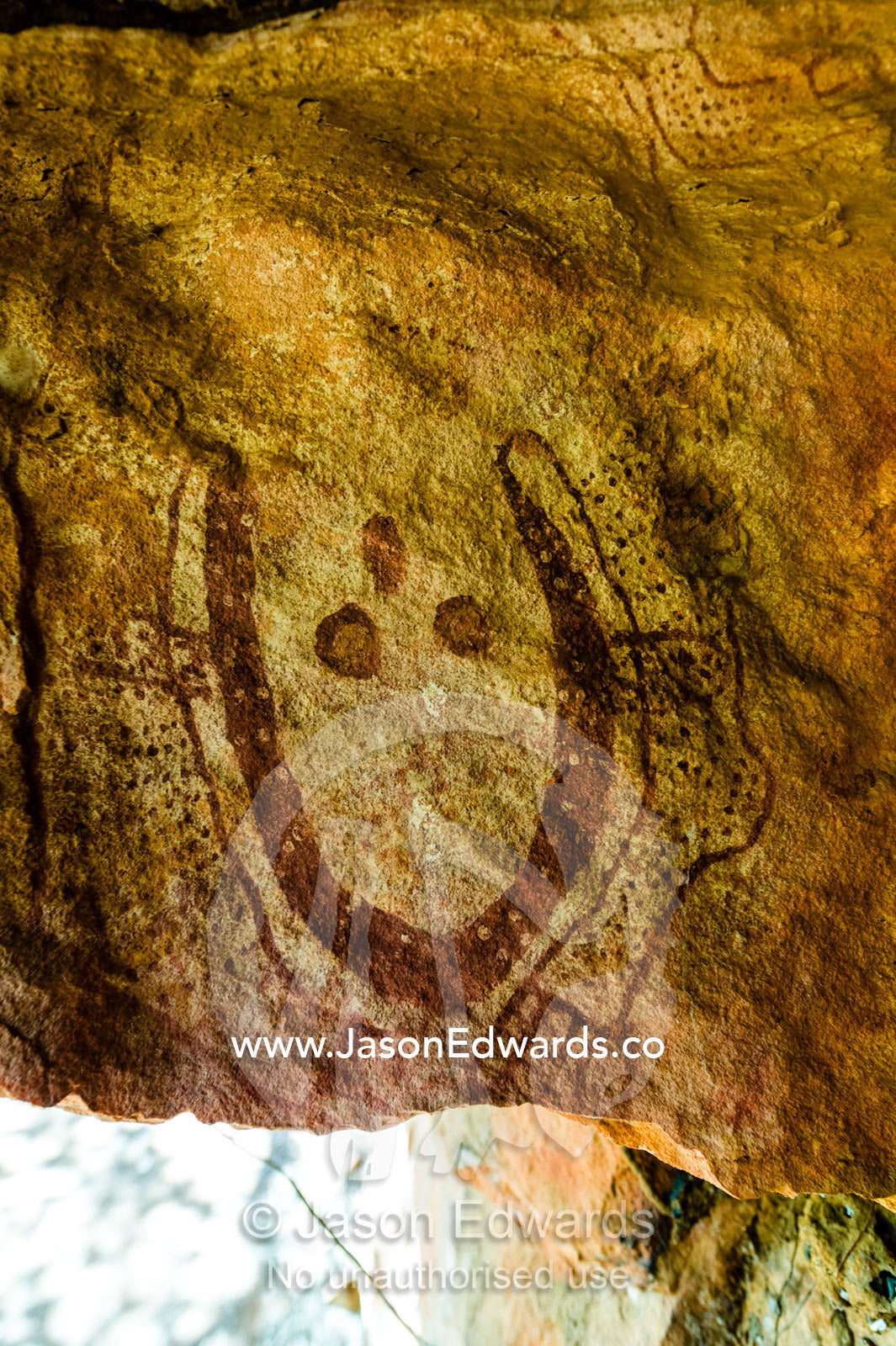An upside down Wandjina spirit face painted beneath a cliff overhang. Raft Point, Doubtful Bay, Buccaneer Archipelago, Kimberley Coast, Western Australia, Australia.